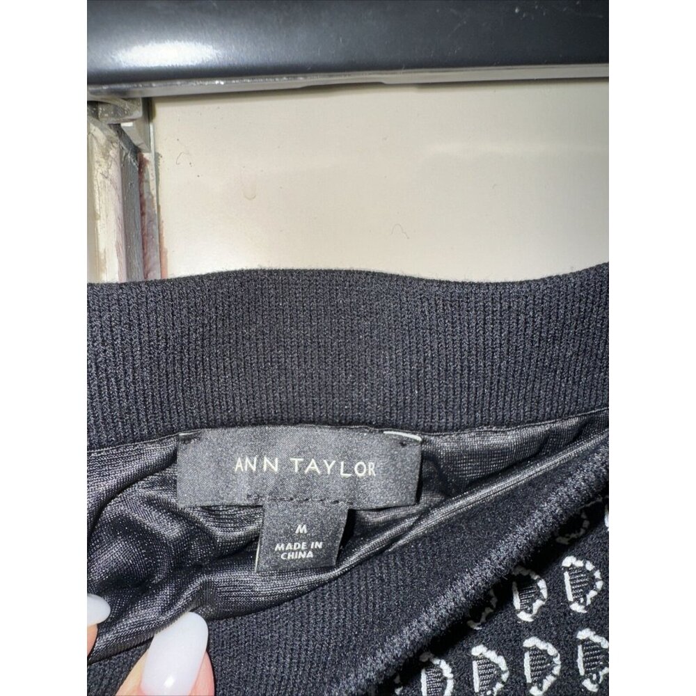 Ann Taylor NWOT Pull-On Lined Knit Black Tulip Skirt w/ White Geometrics/ Size M - Picture 3 of 4